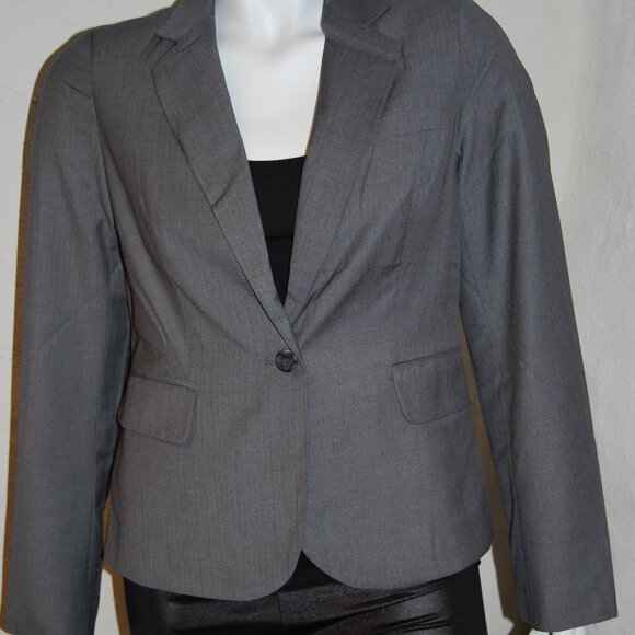 GRÅ BLAZER M. KNAP