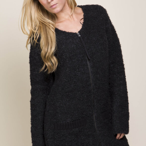 SECOND FEMALE-OLAY -LANG SORT ULD CARDIGAN