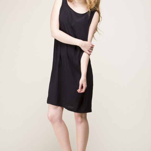 JUST FEMALE - JUST FEMALE-CAPET OWN DRESS-SORT KJOLE MED DYB RYG