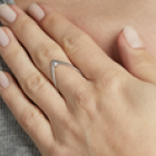 MAANESTEN - V RING SERLING SØLV M. DIAMANT