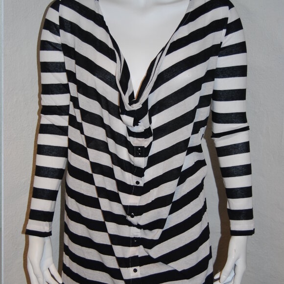 JUST FEMALE - SORT/HVID STRIBET CARDIGAN