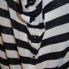 JUST FEMALE - SORT/HVID STRIBET CARDIGAN