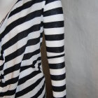 JUST FEMALE - SORT/HVID STRIBET CARDIGAN