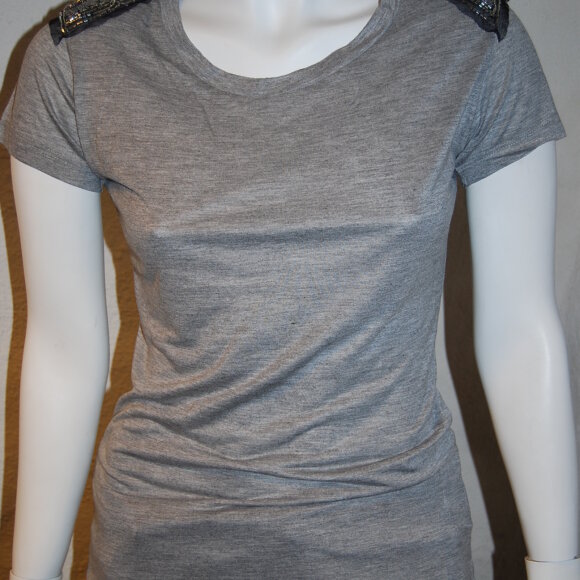 T-SHIRT MED SKULDERPUDER