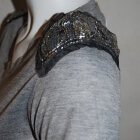 T-SHIRT MED SKULDERPUDER