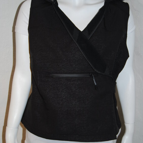 ILSE JACOBSEN - SORT SOFTSHELL VEST M. HÆTTE