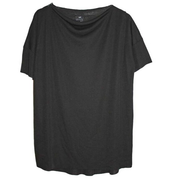 LISELOTTE HORNSTRUP - SQUARE T-SHIRT BLACK