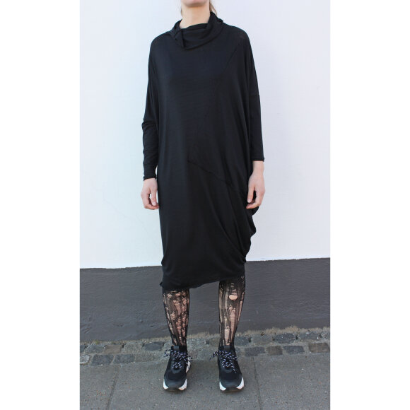 LISELOTTE HORNSTRUP - BLACK GEO DRESS