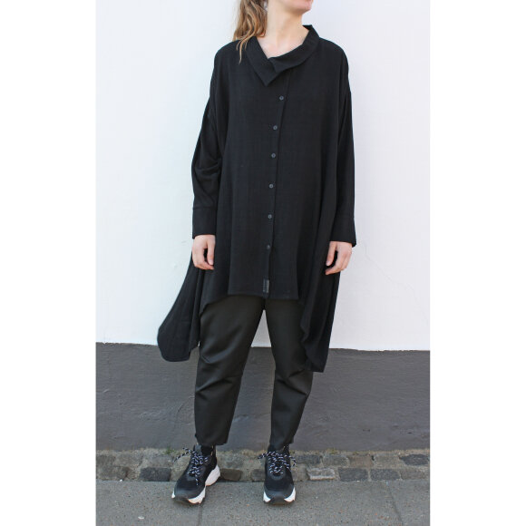 LISELOTTE HORNSTRUP - BLACK DROP SHIRT