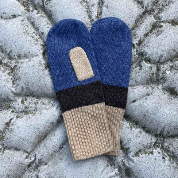 PROJECT AJ117 - INDIGO MITTENS DK33-213