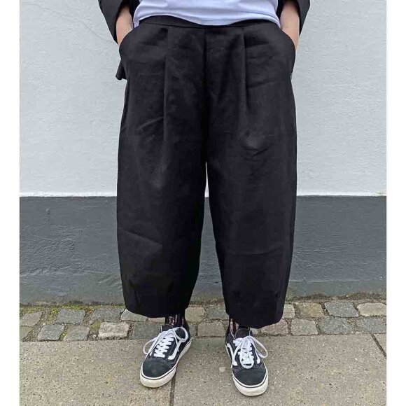 LISELOTTE HORNSTRUP - BLACK HALF PANTS LONG