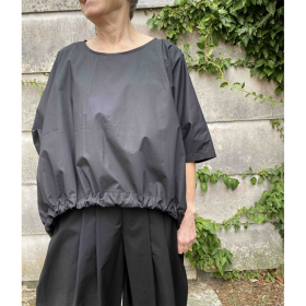 LISELOTTE HORNSTRUP - BLACK TASHI TEE