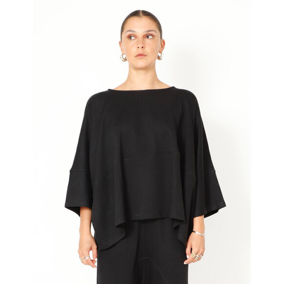 SORT AARHUS - BLACK SOLID OVERSIZE BLOUSE SORT AARHUS - BLACK SOLID OVERSIZE BLOUSE