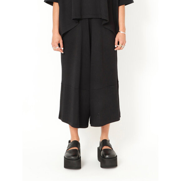 SORT AARHUS - BLACK SOLID WIDE PANTS 3/4