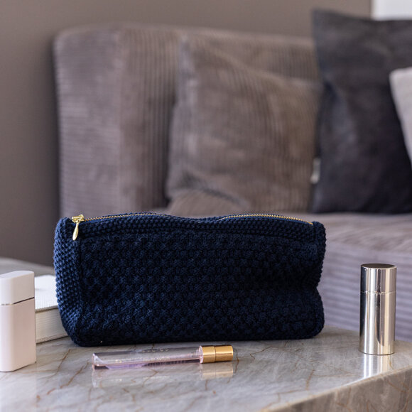 BY LOHN - DARK NAVY PETRASTRIKKET CLUTCH