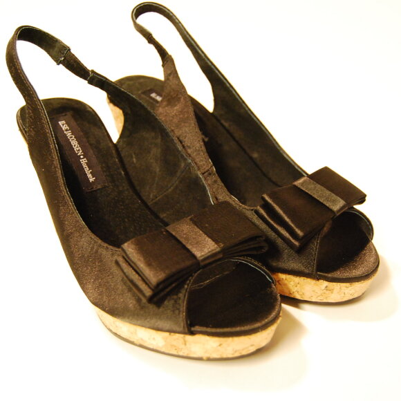 ILSE JACOBSEN - SORT SATIN SLINGBACK WEDGE
