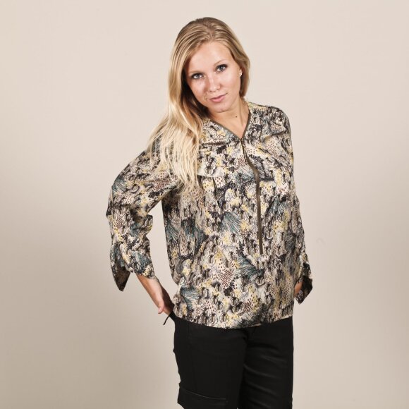 MØNSTRET BLUSE M. LOMMER