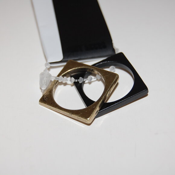 JUST FEMALE - FIRKANTET RINGE I SORT & GULD